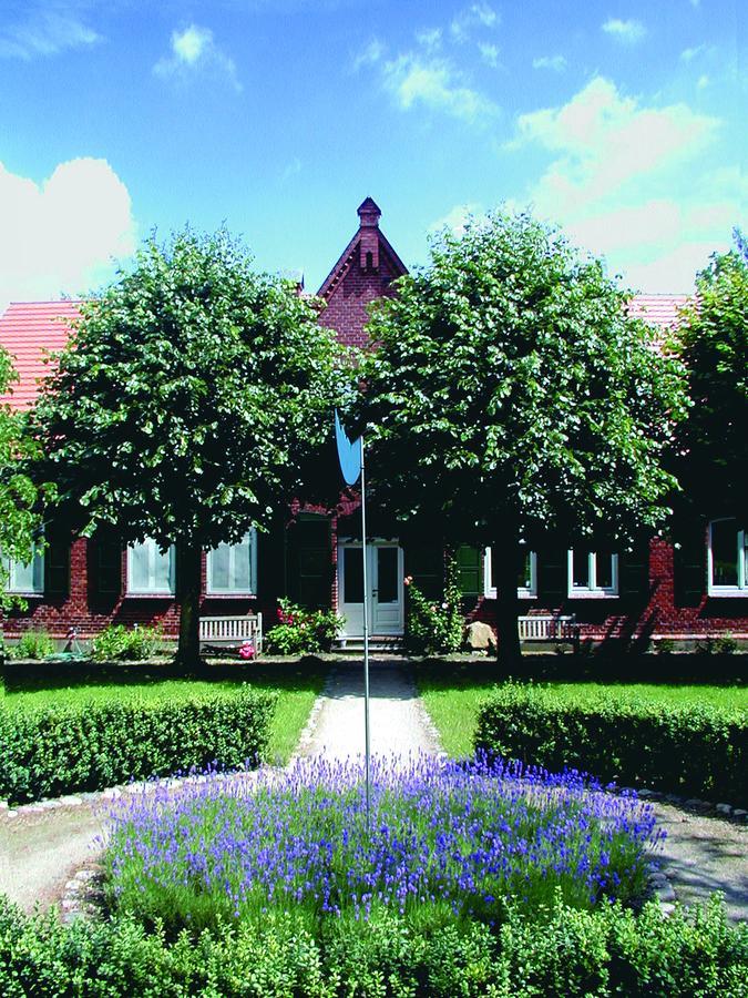 Seehotel Am Neuklostersee Bagian luar foto